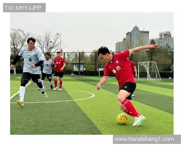 球星赛前热身时的专用足球展现运动激情与专业竞技魅力