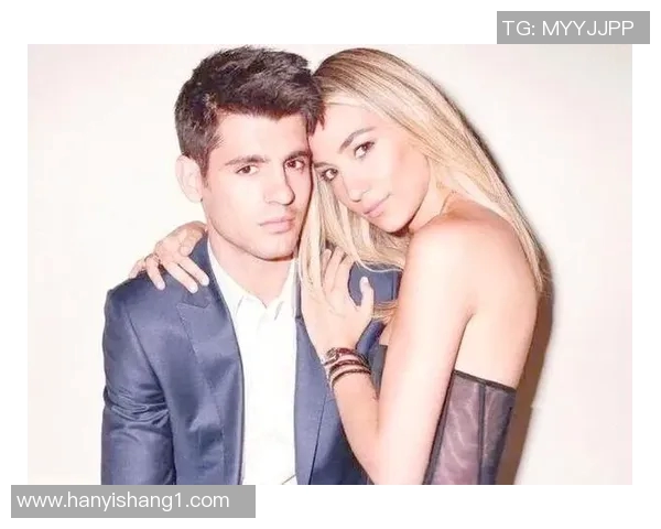 莫拉塔与家人温馨合影展示足球场外的幸福生活